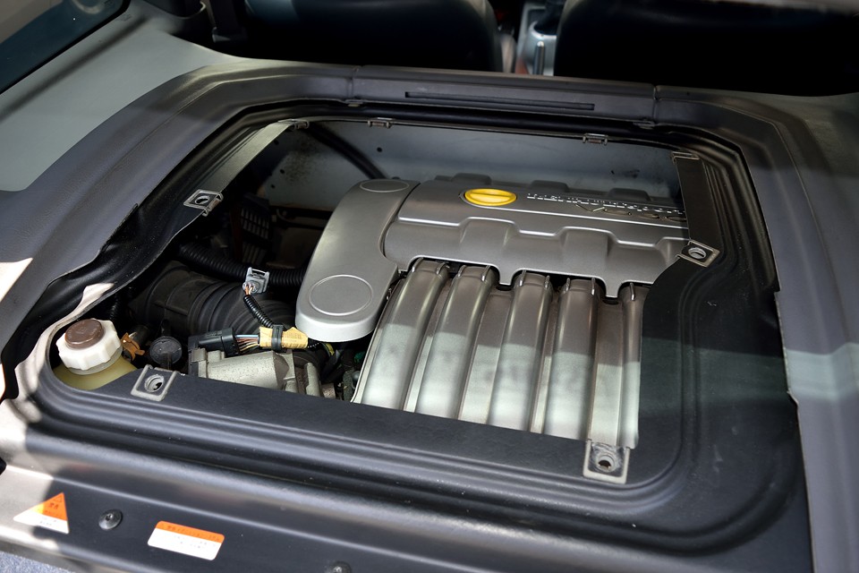 上からのアクセスは、かなり限定されそうです。オイルフィラーやLLCリザーバタンクへの補充、注入は容易ですが、それ以外は・・・スペシャルなクルマにはスペシャルなメンテナンスが必要という事ですね。