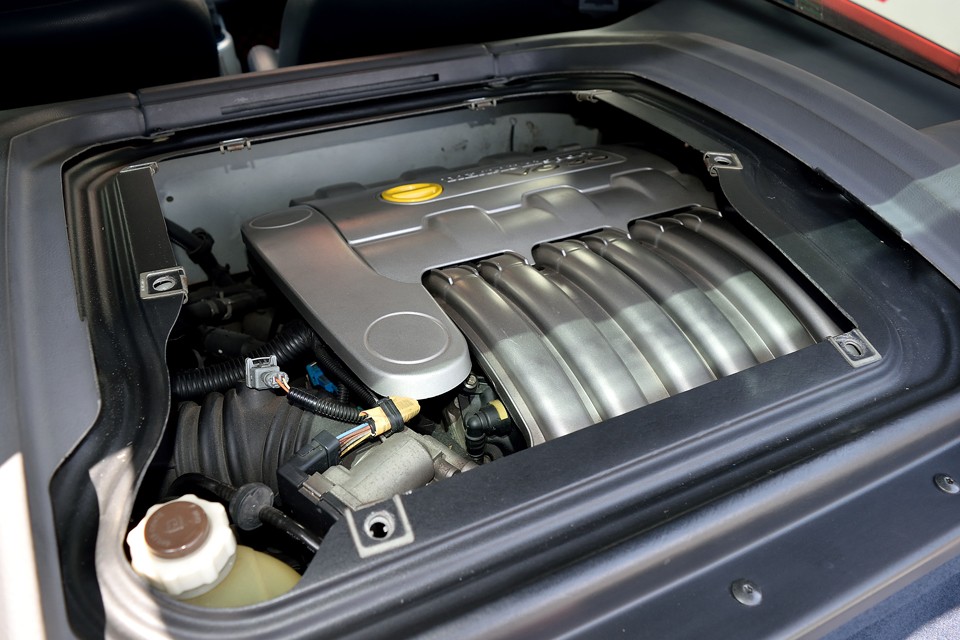 Ｖ型6気筒DOHC24バルブ、2946cc、最高出力226ps(166kW)/6000rpm、最大トルク30.6kg・m(300N・m)/3750rpmを発生するエンジン！スペックだけを見るとビックリするほどの数値ではないのですが・・・。