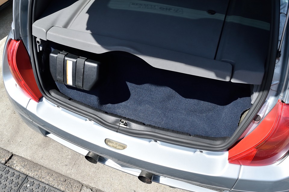 走りを想像しただけで熱くなってしまいますねぇ～。少し冷静に・・・ちなみにリアにも僅かではありますが、ご覧のラゲッジスペースがあります。