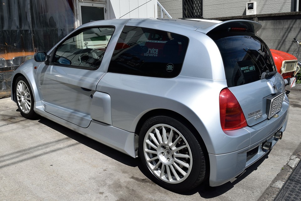 「う～ん、もうちょっと張り出してもいいんじゃね？」「えっ？勝手に変えたらヤバくね？」「いいんじゃね、カッコ良くなってんだから」「そうね、ま、いいっか！」的な（笑）・・・そう考えないと理解に苦しみます（笑）