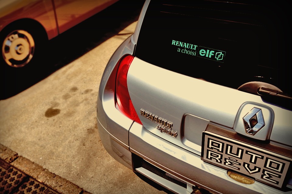 見た目は普通のセダンなのにバカッ早！だったり、いかにもスポーツカー然とした流麗なフォルムで実際にも早かったり、とドライビングプレジャーをメインにしたスポーツカーのアプローチはいろいろですが・・・。