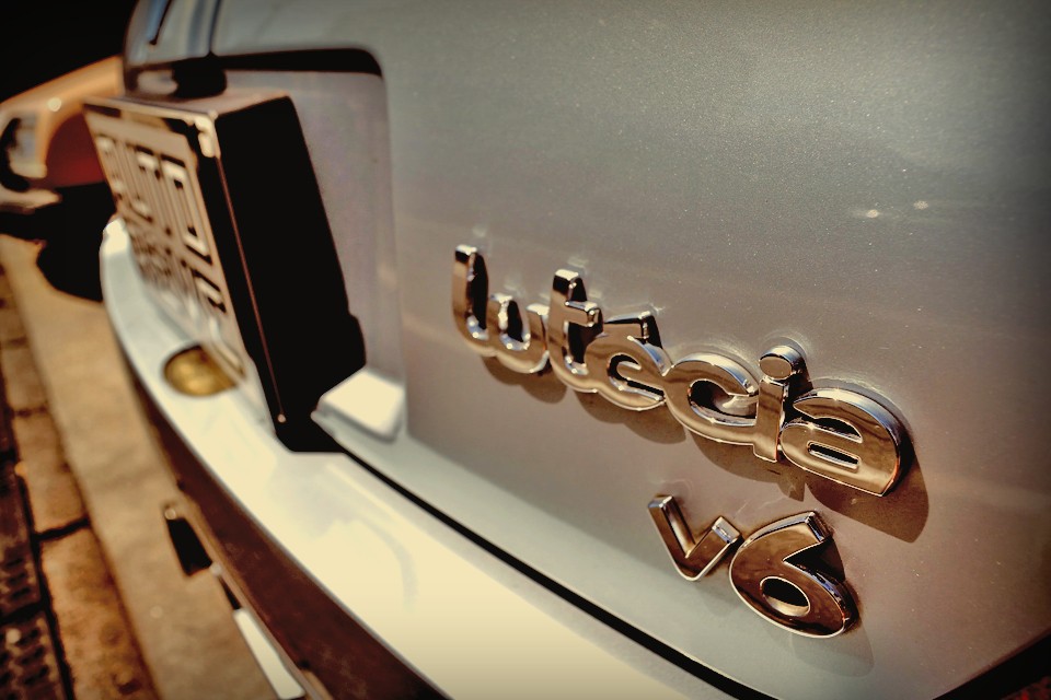 道路やサーキットで走らせ、ラップタイムや速度なんかの数字で実感出来る実力主義的なスポーツカーが本来なのかもしれませんが、このスポールV6はちょっと違う気がするのです。