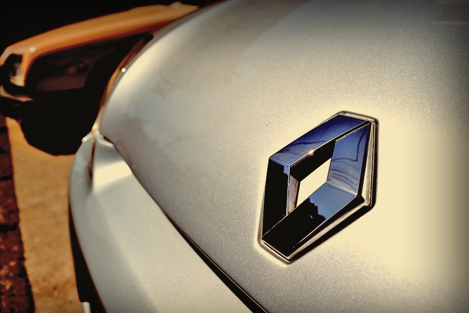 このスポールV6に乗って、野太いエキゾーストを背に、心地よい風を受けながら、想像のワインディングロードを走らせている自分自身を想像してみてください。その感覚は既にサーキットを駆るドライバーのようではないかと・・・。