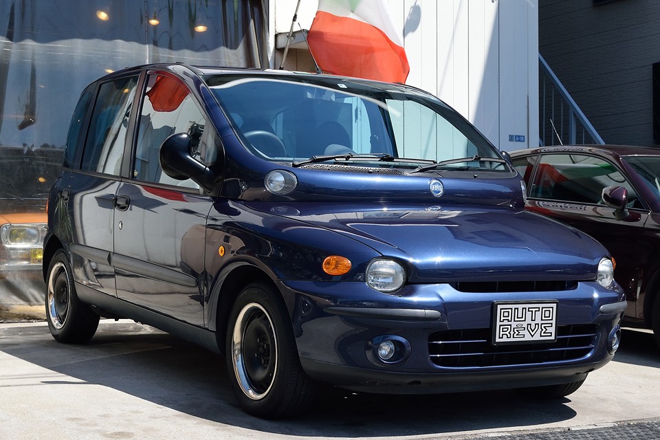 2004（平成16）年式 フィアット・ムルティプラELX！ウーパールーパー的なその姿からは想像できないほど運転の楽な乗りやすいクルマなのです。その上、横3列のアミューズメント感は、楽しいを通り越して、ほとんど娯楽？！