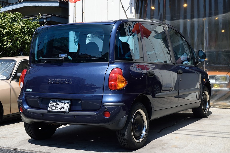 1950年代の初代のムルティプラも、どっちが前だか後ろだかわかんない奇妙なスタイルでしたが、2代目のこのムルもそんなDNAをしっかりと受け継いでる？！のではないかと。