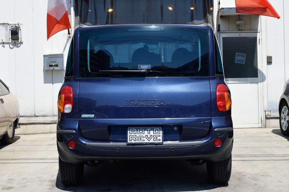 リアも、これでもか！っていうくらいの絶壁スタイルで、フロントに負けず劣らず個性的！でも良く見るとルーフは微妙にうねっていたり、サイドウインドウが湾曲して後ろまで回り込んでたり、結構凝った造形なのがお分かりいただけるかと。