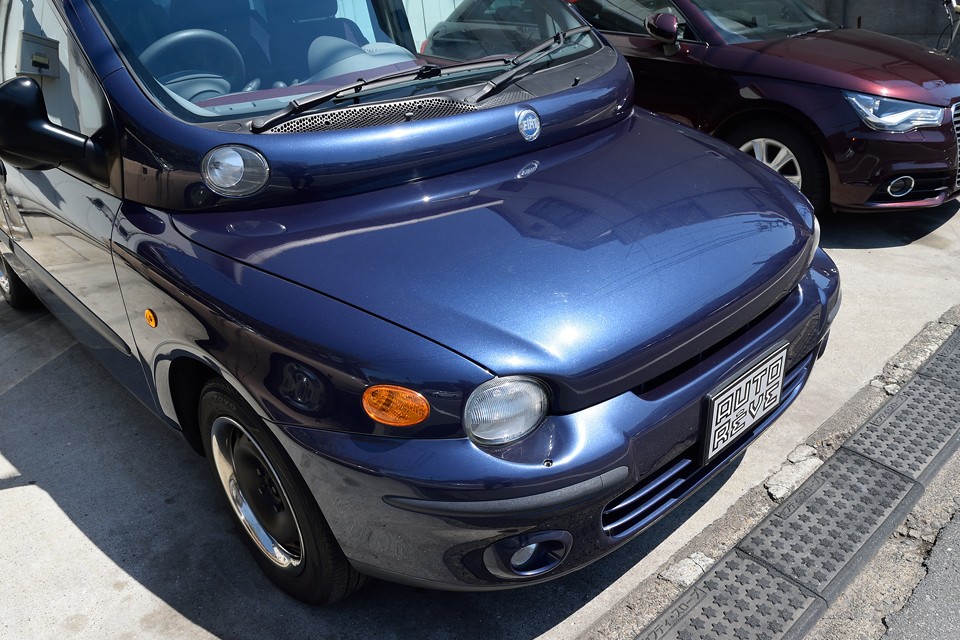 2004年式ということは、既に15年も経過してるので、くたびれてても当然のはずですが、この個体、塗装の色褪せやクリア劣化もなく、年式の割にはかなりの美車！軽くWAXをかけた状態でコレですから◎ですよね！