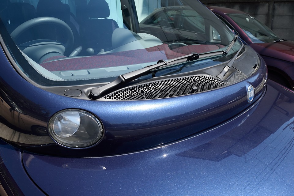 眼に見えたヘッドライトは、実は鼻で、こっちが本当の眼なんです的な・・・ほとんど深海生物ですねぇ～。