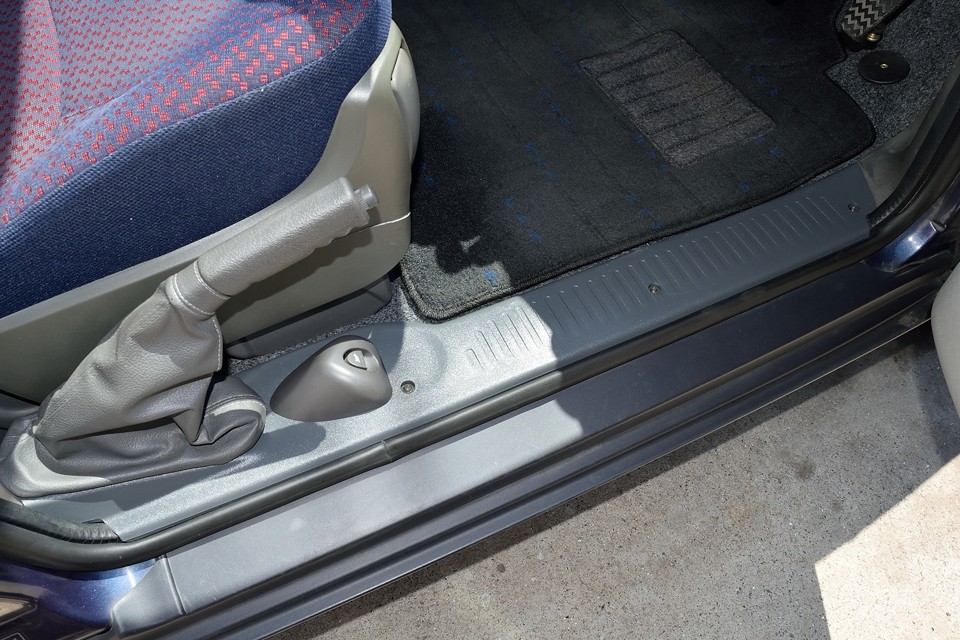 ・・・っと、その前に、ムルの持病をここで少し・・・この時代のフィアットグループのクルマは何故かインテリアの樹脂パネルがベタベタしたり、ポロポロの粉状になったり、派手に変色したりと、フィアットの誰か気が付かなかったのか！的な劣化をします。このステッププレートもかなり変色してたので塗装しましたぁ～！キレイでしょ。