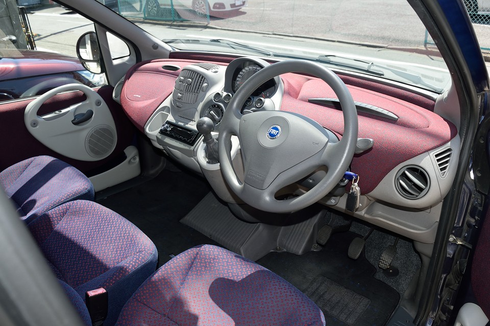 体内らしいインテリア！・・・でも何も無いところから、こういうデザインを想像するってスゴイことだと思うのです！他のクルマよりデザイナーさんの仕事の比率の高い、デザイナーズカーと言えるのではないかと！