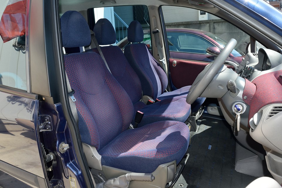 折角の希少な赤内装なのに、劣化する樹脂パネル同様、どうしてこういう擦れやすい生地を使うんでしょうかねぇ？元々は赤青のコンビ柄のシートですが、青の毛羽だけ抜けやすい生地なので、結果こんな状態に・・・。