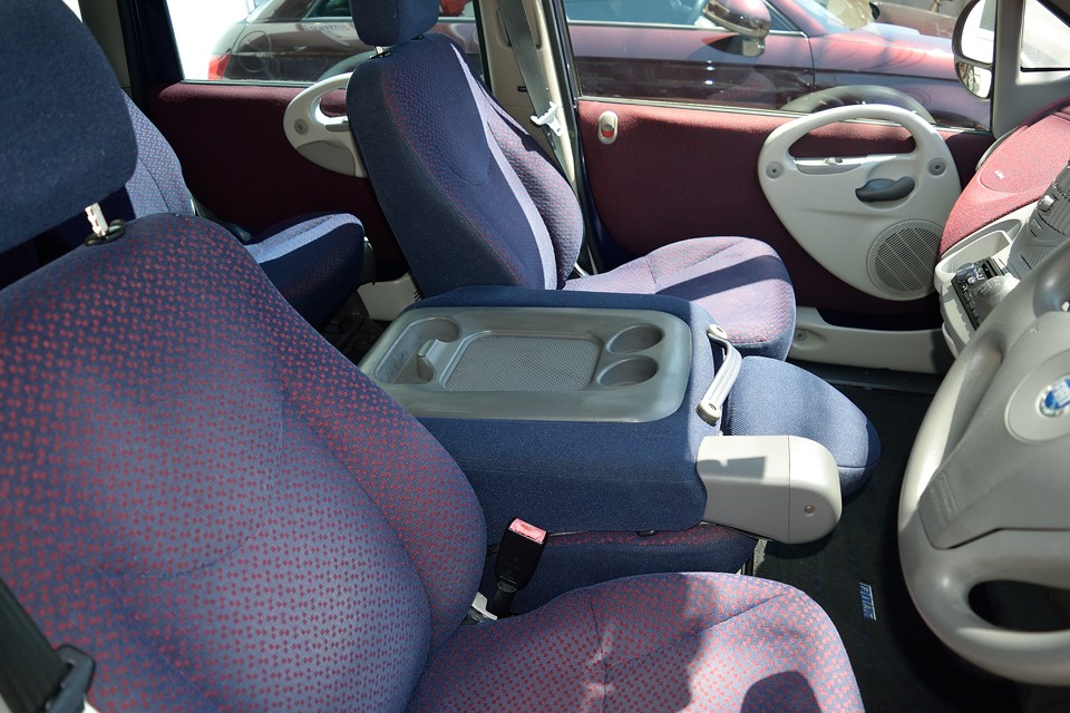 ちなみに真ん中のシートを倒すと、こんな便利なテーブルに早変わり！