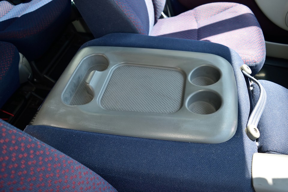 このテーブル部分の樹脂もベタベタ素材でしたが、ガンバって除去して、やっとご覧のサラサラ状態に！このベタベタ、ほんと厄介・・・ったく、フィアットの責任者出てこ～い！