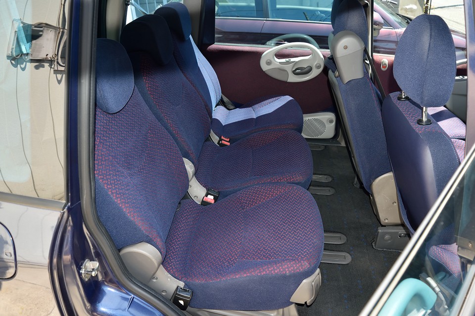 ・・・ほんとに責任者が出て来ても困りますが（笑）・・・リアシートは使用頻度が低かったんでしょうね、前席と比べれば格段に良い状態！