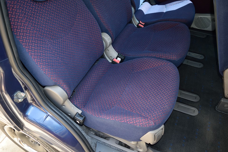 これが本来の赤青のコンビ柄シート！この状態を維持してくれればいいだけなのですが・・・ったく、フィアットの責任者出て・・・うっ、抑えて抑えて。