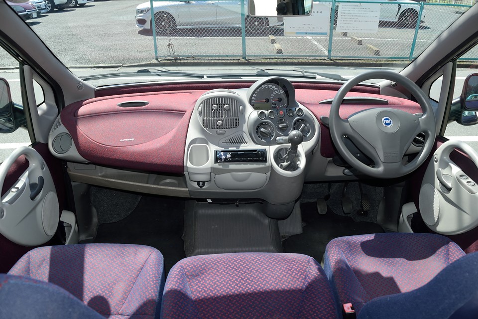 まさに体内？内臓？もしくは蟻塚？蜂の巣？といった感じのメーターパネル！でもご安心ください、これ以上成長はしませんので（笑）・・・。