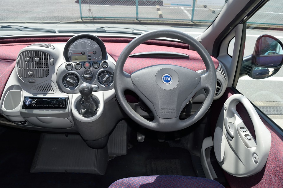 奇抜なデザインながら、視認性、操作性は抜群！ドライバー目線のこの画像だと良くお判りいただけるかと・・・。