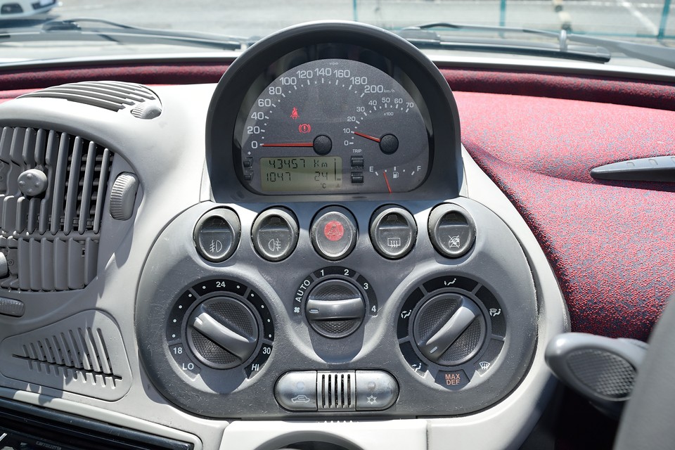 このグレーの部分はベタベタポイント！もちろんクリア～！少し拭きすぎてスイッチのところが薄くなっちゃいましたが、ベタベタよりは断然良いので、許してぇ～。