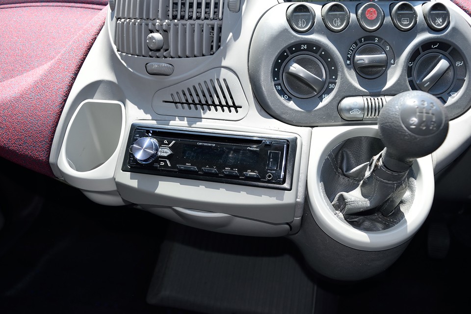 ドリンクホルダー、シフトのベース部もベタベタポイント！ここは素材の色が違うので、クリーニング後、塗装しました！簡単に「ベタベタ除去」なんていいますが、これだけの状態にするのがどれだけ大変なことか・・・さぁ、ご一緒に「フィアットの責任者、出てこ～い！」（笑）