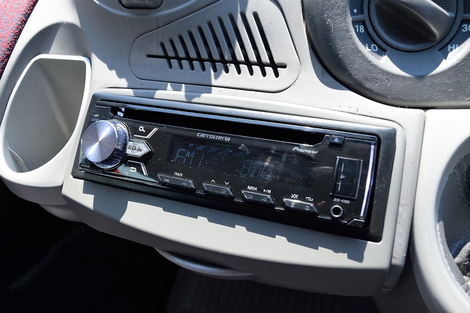 オーディオはカロッツェリア製DEH-4300を装備！スマホ（iPhone、Android）対応なので、お気に入りのプレイリストも再生可能！