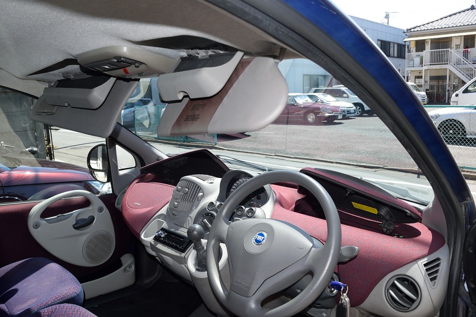 空き巣にあったわけではありません（笑）・・・運転席、助手席、それぞれの前とサンバイザー裏に小物入れがありますので、細々したものの収納はバッチリ！これで車内が片づけられない方、それはクルマではなく、貴方の問題です（苦笑）