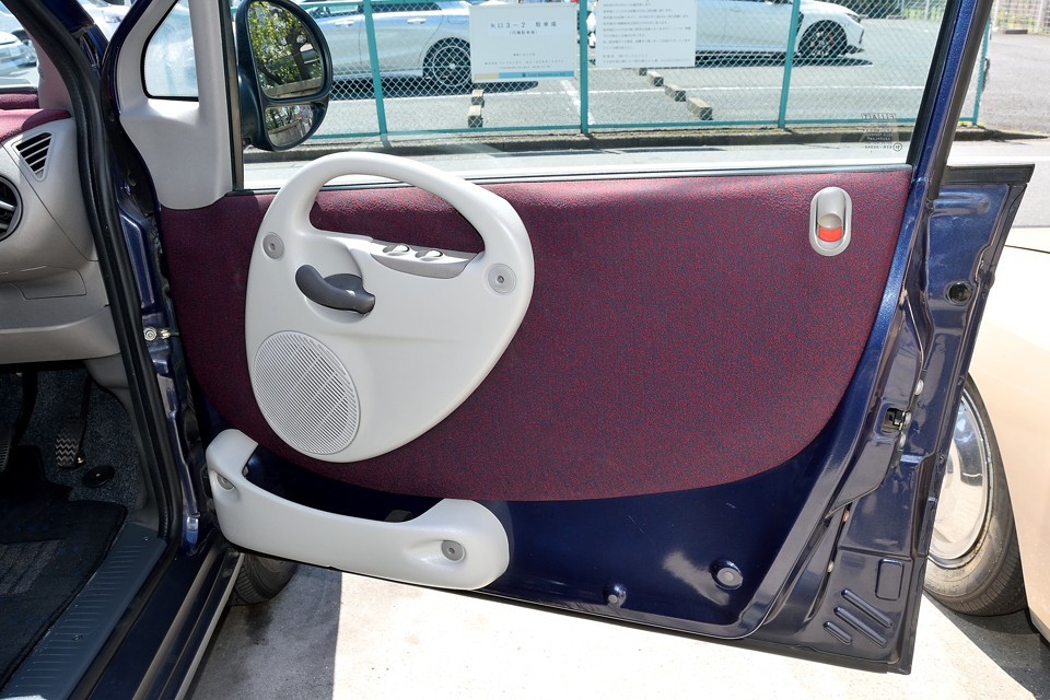 フロントドア内側です。このドアハンドルASSYと下の物入れも問題個所！ここはベタベタではなく、表面が粉のようになって崩壊していきます。この個体も触るのを躊躇するほど粉になっていたので・・・。