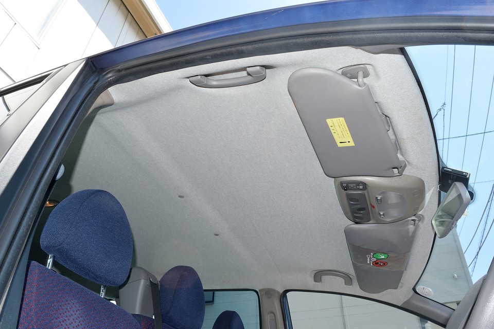 天張りはご覧の通り、目立つ汚れ、タレもありません。フィアット車特有の臭いだけで、タバコやペットの嫌な臭いはありませんのでご安心を！