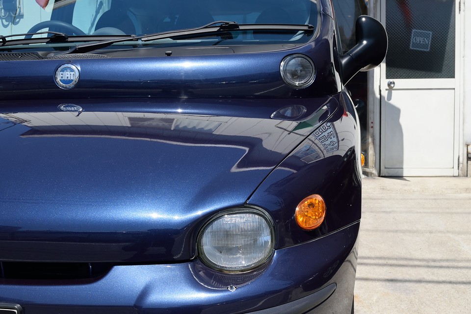 上側の左ハイビームの反射板に劣化が見られるものの、下側のロービームともに、レンズにクモリはなく、明るさには問題ありません。