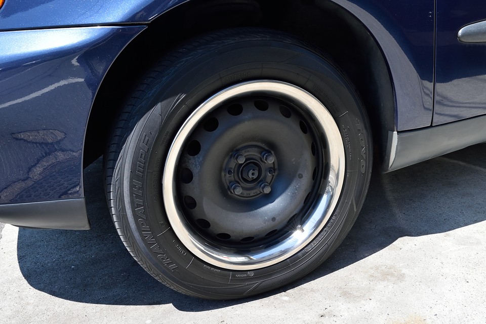 ELXグレードはアルミではなく、この鉄チンホイール＆ホイールキャップですが、ホイールキャップが無かったので、どうせならと、替わりにこのホイールリングを装着しました！ノーマルより、引き締まった印象で良いと思いません？