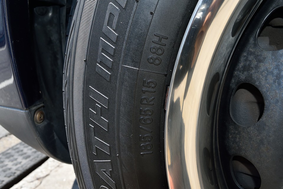 タイヤサイズは185/65R15。種類も豊富で、しかも安価なので、お財布にも優しいサイズ！いつかは必ず替えなければならない消耗品ですから、これはうれしいですね。
