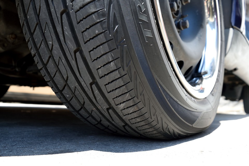 タイヤ残山は前後ともに5～6分山というところでしょうか、ヒビもなく暫くは大丈夫そうですが・・・おっと、製造年を確認したら2012年・・・ということは既に7年経過・・・少しもったいない気もしますが、ええい！ここは思い切って、ご成約いただきましたら、イタリアブランドのピレリタイヤ新品4本を交換サービスします！