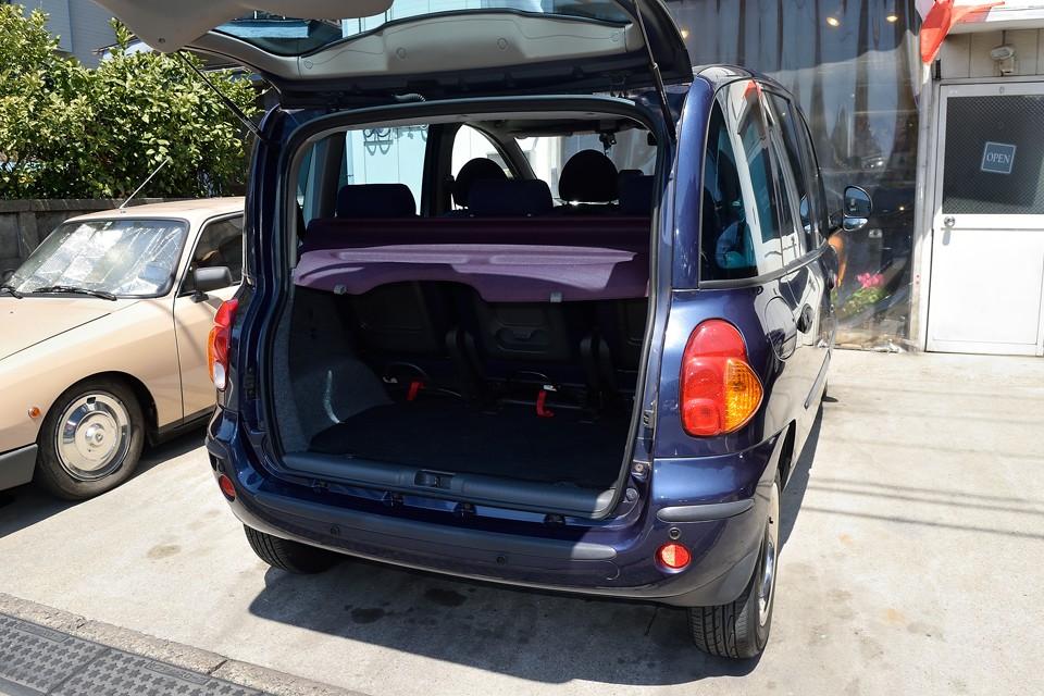 「ムル」は「ムル」なので「ミニバン」とは言いたくないのですが、でも実際はミニバン同様の使いやすさ！リアハッチもこれだけ、ガバッと開きますので、とっても便利！