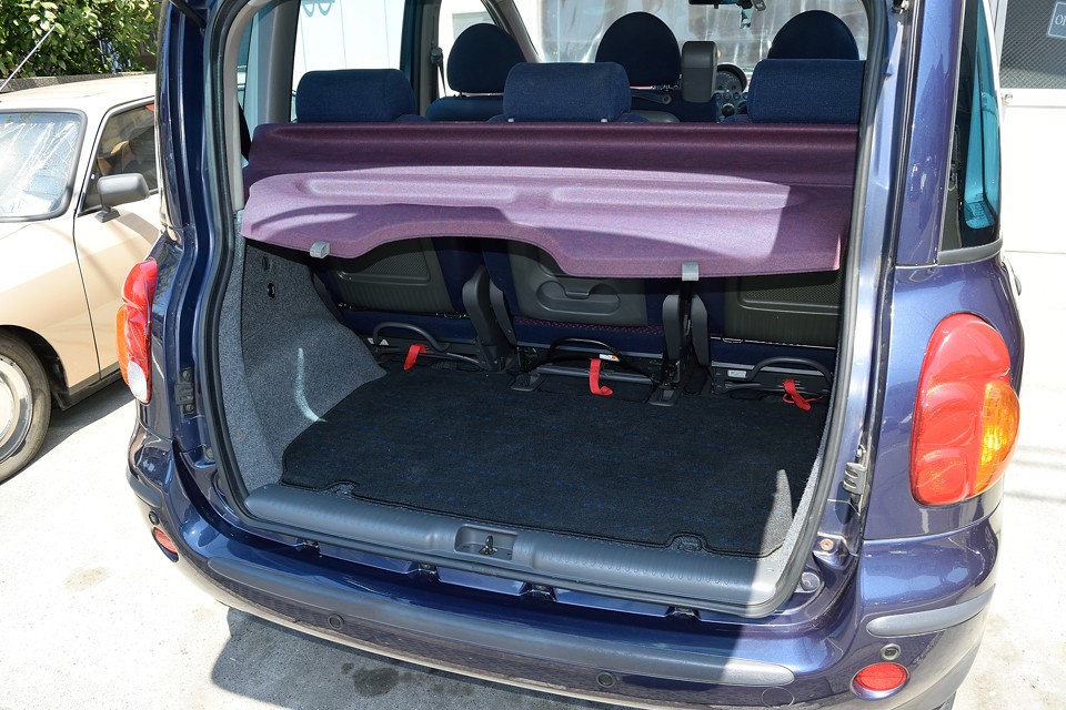 全長が4.0ｍとミニバンに比べてかなり短いムルですが、それでもこれだけのラゲッジスペースを確保しているのはエライッ！家族旅行とかの大量の荷物でも困らない十分なスペースです。