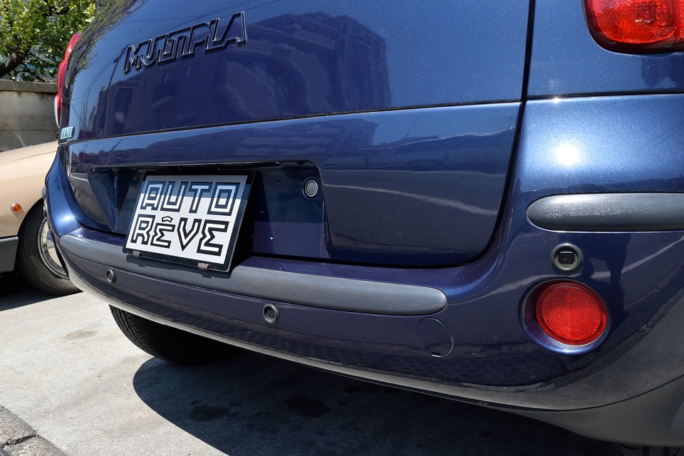 これも忘れちゃいけない装備のひとつ！バックソナーがバック時は警告音で案内してくれます。なので、狭い車庫でも安心！