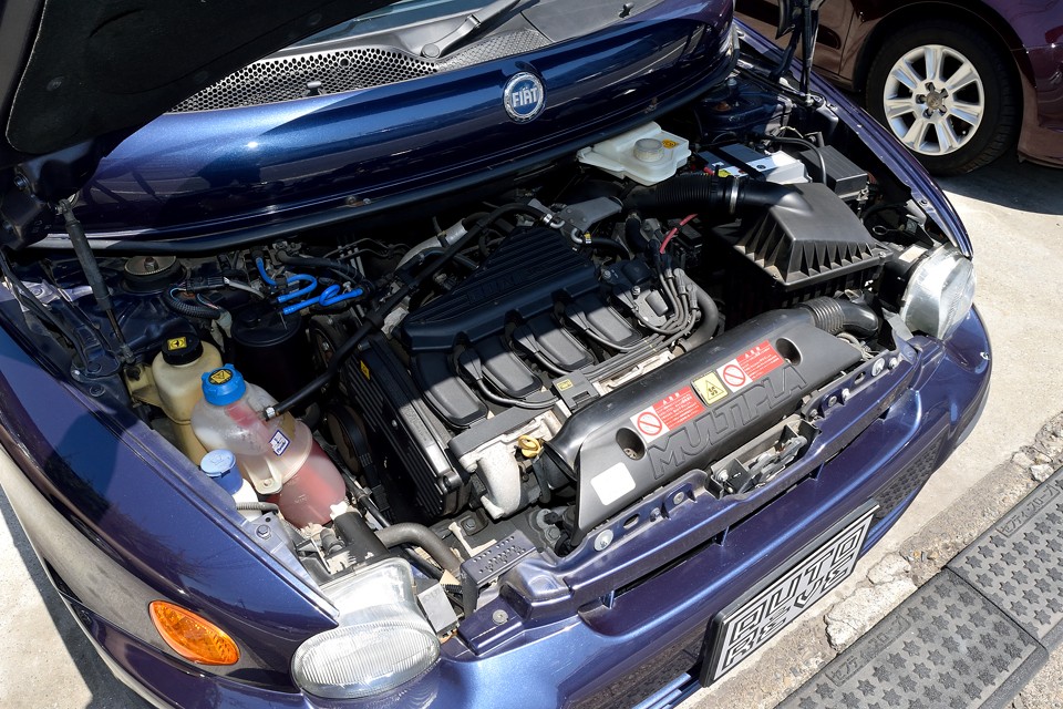 直列4気筒DOHC16バルブ、1596cc、最高出力103ps/5750rpm、最大トルク14.8kg・m/4000rpmを発生するエンジン！フィアットらしい低回転からトルクフルなエンジンなので、数値以上の力強さを感じると思います。6人乗車でもグイグイと引っ張る力強さは頼もしい！