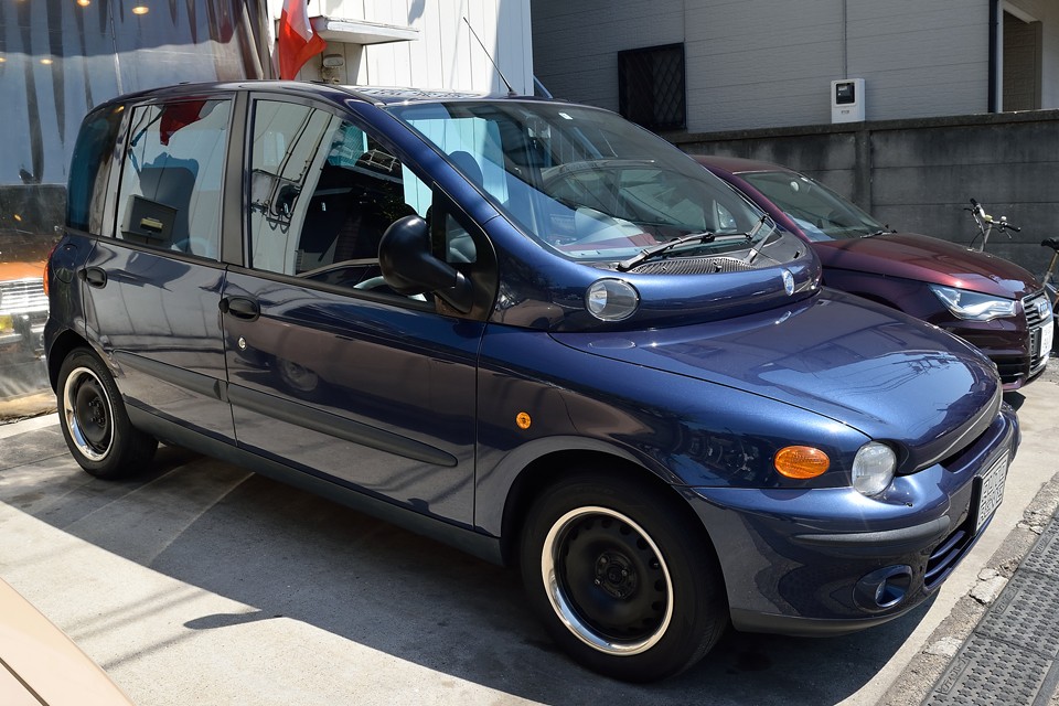 それでは、もう一度おさらいです。ムルの前期型としては最終の2004年式で、走行はたったの4.4万km、外装に目立つキズ、凹み、色褪せは無く、持病の内装ベタベタ、ボロボロ、変色はほぼ補修済でとっても清潔・・・そして。