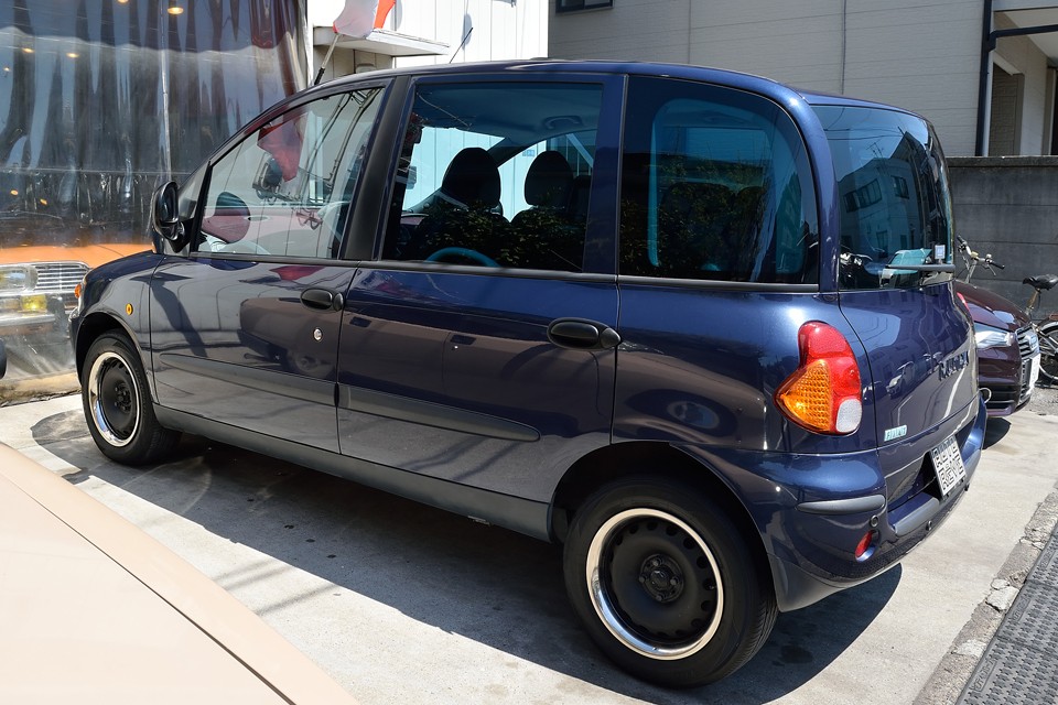 足元のステンレス製のホイールリングが個性を主張し、ご成約いただきましたら、費用の掛かるタイミングベルト＆ウォーターポンプ一式、そして新品ピレリタイヤ4本、更にリアブレーキシューの交換サービス！う～ん、これ以上、条件の良いムルって他に？平成最後だからって、やり過ぎたかも・・・（苦笑）