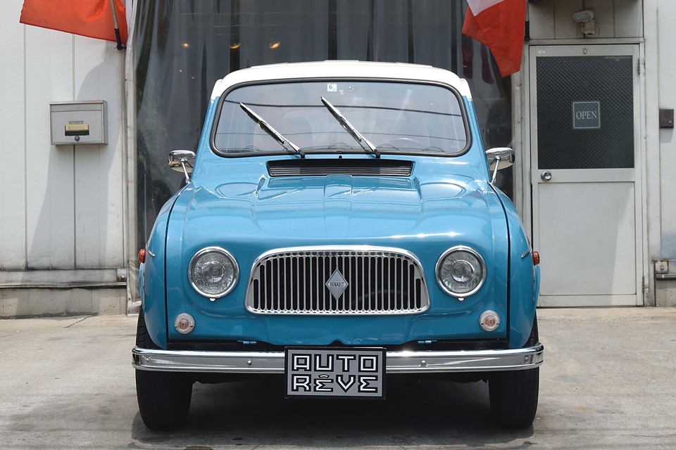 初期型4Lの一番の特徴はフロントマスク！GTLとはちょっとの違いに見えますが、いえいえ、そんな事はありません。ボンネット前面は板金でほぼ造り替えなのです！