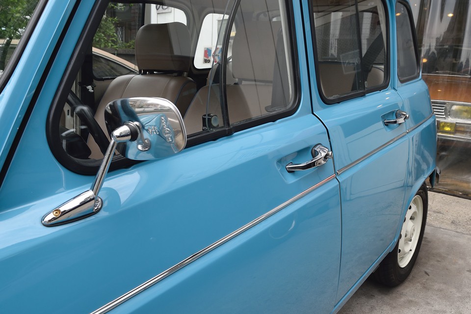 ミラー、ドアハンドル、トランクノブ等、現在入手できるメッキパーツはすべて使用して仕上げてあります！