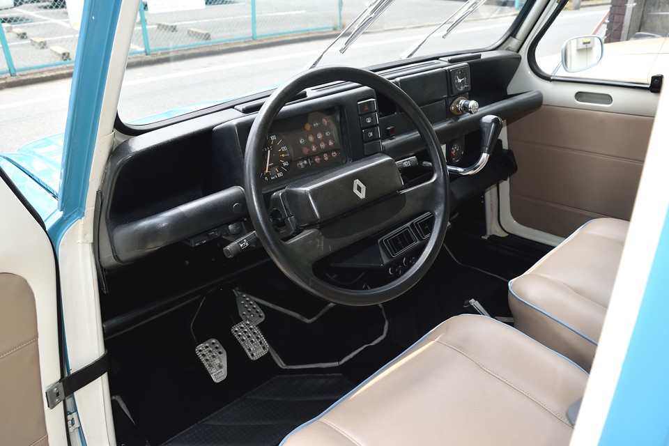 ん？なんかキレイだし、キッチリしてるのは何で？気が付いた貴方はエライ！塗装でダッシュパネルをすべて外し、清掃後、組付け直してるからこその、このキッチリ感！