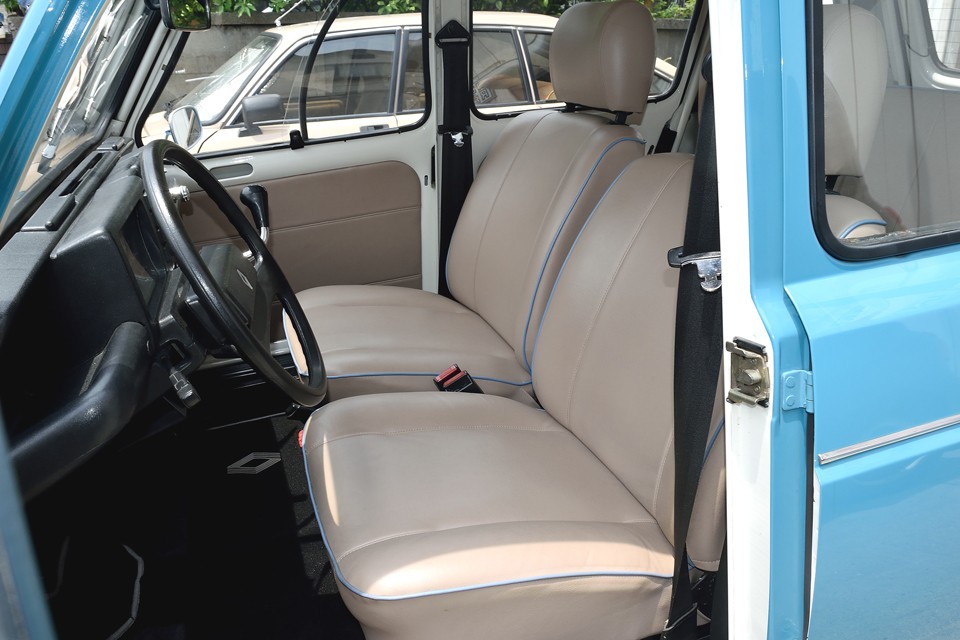 シートはベージュ生地にボディと同色の水色のパイピングで張り替え済！これはもうセンス以外の何ものでもないですね。