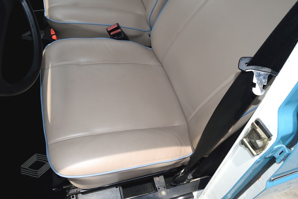 表生地だけではなく、中のウレタンも張り替え済ですので、チョ～フワッフワの座り心地！ヤバイ！これ病み付きになるヤツだぁ～！