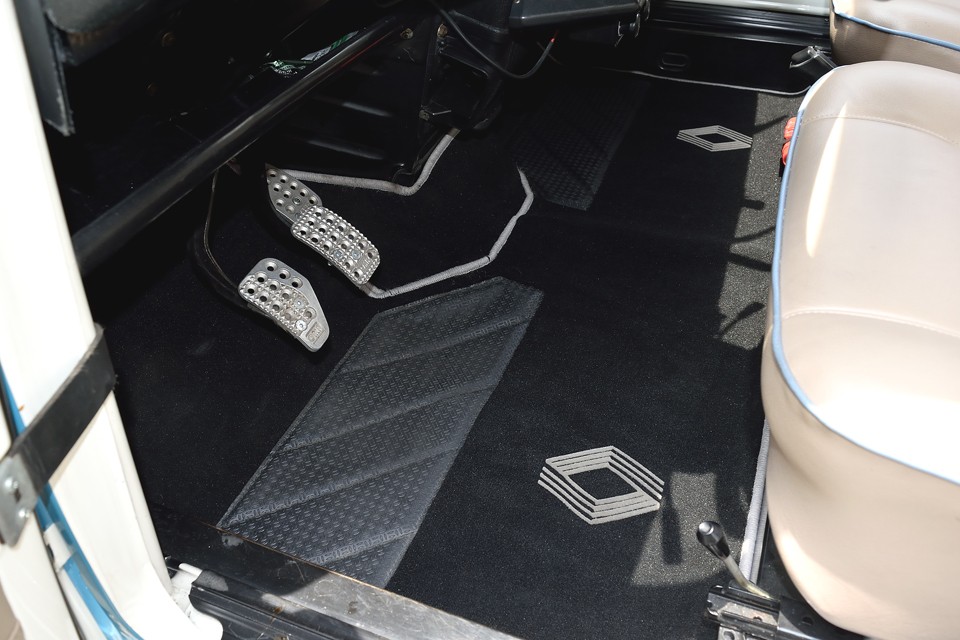 後席、トランクを含む床全面、フロアマットはワンオフ製作したものです。土禁にするかどうかは貴方次第！悩んでください。（笑）
