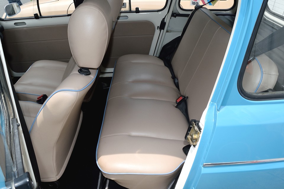 リアシートはほとんど使用されなかったんでしょうね。張り替えた当時そのままの印象です。