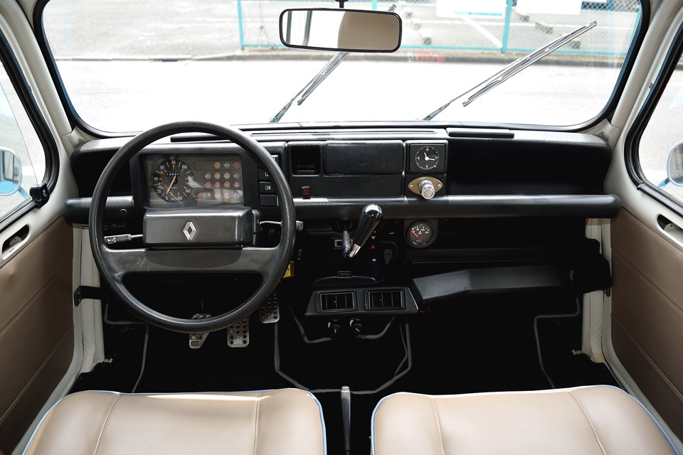 このまとまり感はなんなんでしょう。塗装した白と、シートのベージュ、インパネとフロアマットのクロで、清潔感のある、やさしい印象の室内に！