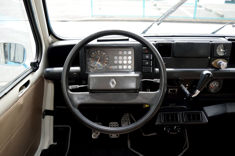 ハンドル横のシフトレバーは慣れるとかなり使いやすいです。フロアシフトと違って足元がスペースフリーなのも◎！