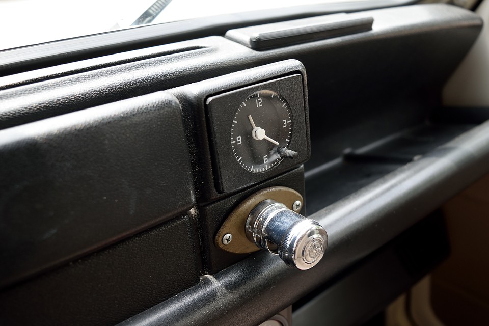 時計はデジタル式からアナログ式に換装済！その下に見慣れない突起物が・・・キャトルは夜、手元を照らす照明が無いので真っ暗・・・ということで、マップランプです。回転させるとランタンのようにホワ～ッと手元を照らしてくれるのです。