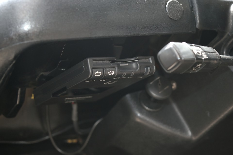 もちろんETCも装備。アンテナ分離、音声案内タイプです。左ハンドル車にはもはや必須なのです。