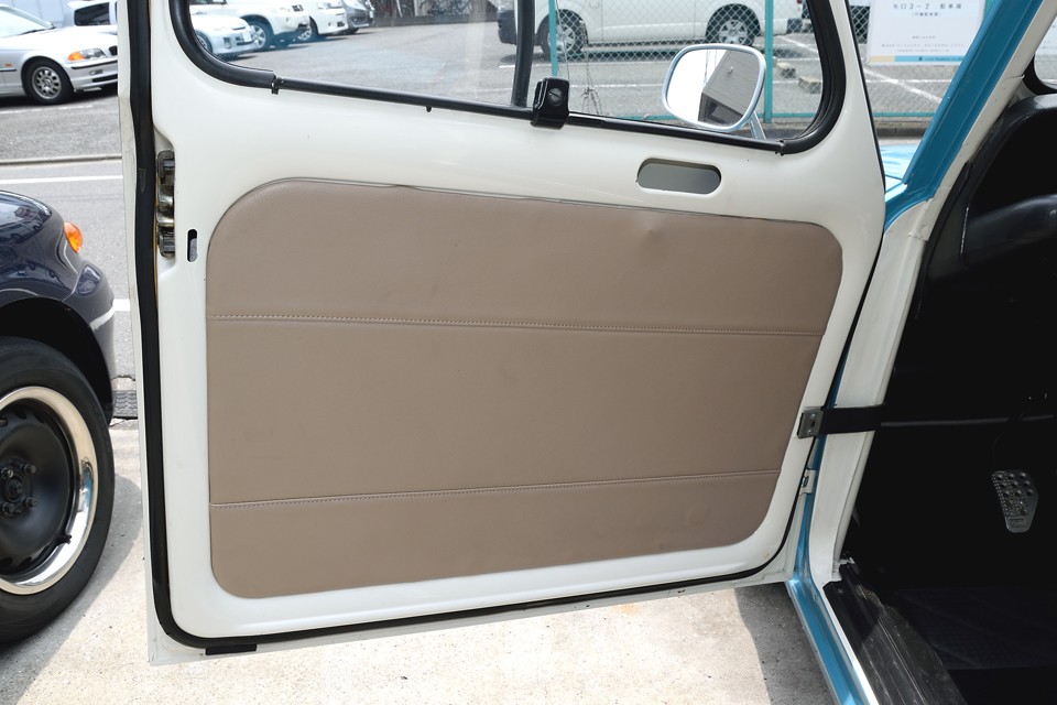 ドア内張りも張り替え後、4,300kmなので、キレイとしか言いようが・・・。