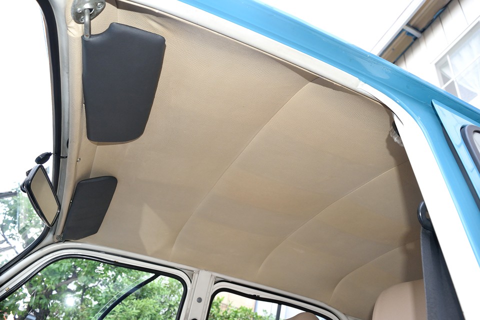 天張りも目立つ汚れ、破れ、タバコやペットの嫌な臭いもありません。サンルーフ無しなので、雨漏りの心配も無し！そもそも、初期型キャトルにサンルーフは無いので、スタイルとしても正しいかと・・・。